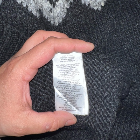 Ralph Lauren Sweater. - Picture 5 of 7
